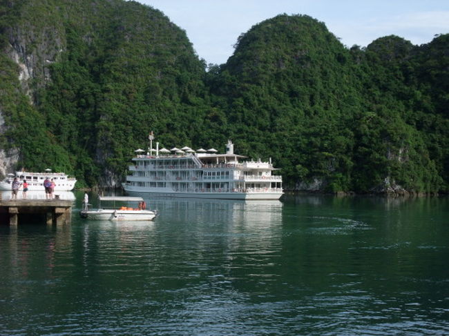 小雨の中、午前中はシーカヤックを楽しみます。<br />水に濡れる可能性があったため写真がなく残念！<br />二人一組のカヤックに乗ってアウコー号の周りをぐるぐる回りました。<br />岩のすぐ下まで漕いで行くと沢ガニや貝がいっぱい。<br />どっちのカヤックがあの岩まで早く行くか？なんて競争したりして思いっきり楽しみました。