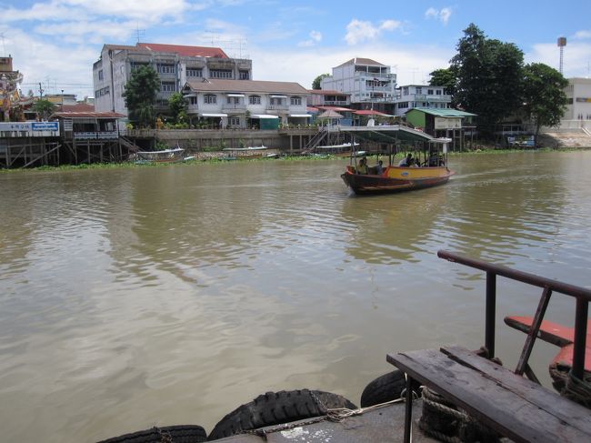 アユタヤの遺跡群へ行くには、川を渡らなければいけません。<br />写真のような渡し舟に乗って、いざ対岸へ。<br />運賃は自転車込で6バーツ(約18円)でした。<br /><br />この渡し舟には自転車も乗せられますが、<br />自転車を船に積むのには、意外と力仕事なのです。。<br /><br />対岸へ渡って気づきましたが、対岸にもレンタサイクル屋さんがありました。<br />レンタル料はあまり変わらないので、自転車は対岸で借りた方が楽だと思います。