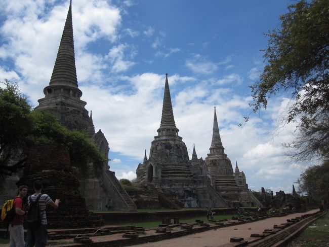 「ワット・プラ・シー・サンペット」へ。<br />対岸の船着場から、自転車で15分程度で着きます。<br />入場料50バーツ(約150円)。<br /><br />世界遺産の街を、自転車で風をきって走るのは気持ちが良いです！<br />