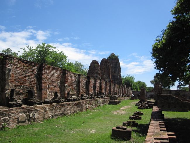 『ワット・プラ・マハータート』へ。<br />頭部を破壊された仏像が並びます。<br />入場料50バーツ(約150円)。