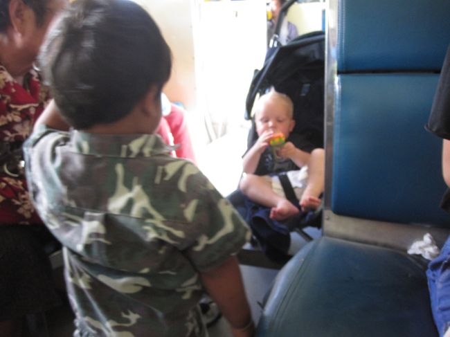 帰りの列車内、<br />欧米人の子どもと、現地の子どもが仲良く遊んでいました。<br /><br />こういう微笑ましい光景に出会えるのは、<br />列車の旅の魅力かもしれません。