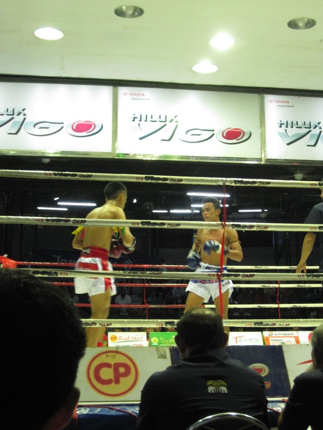 20：30頃、1試合目が始まります。<br /><br />リングサイドに座っているのは外国人ばかりです。<br />欧米人７割、アジア人３割。<br />男性６割、女性４割といった感じでした。<br />