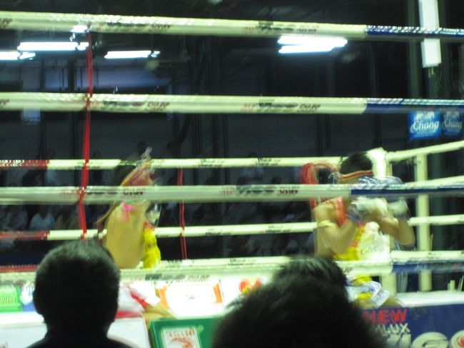 選手はリングに上がると、独特の「舞」をします。<br /><br />この舞は「ワイ・クルー」と言われ、<br />コーチや神などに捧げる感謝と祈りなのだそうです。