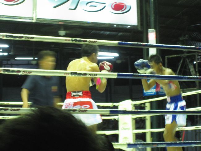 メインの試合は、さすがに迫力がありました。<br />8試合目が終わる頃には、もう23時になっていましたので、<br />メインの試合の後、地下鉄＆ＭＲＴでホテルへ。<br /><br />