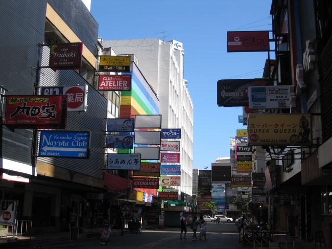 ＢＴＳサラデーン駅(Ｓ２)で下車。<br />「タニヤ通り」は日本語の看板だらけでした。<br /><br />さすがに、午前中なので人影もまばらです。<br />マッサージ店を探すも、午前中なのでオープンしているお店が少ないです。