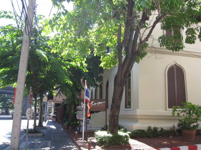 「タニヤ通り」を抜けて、「ジム・トンプソン・タイシルク」へ。<br />タイシルクの本家本元、タイシルクと言えばココでしょう！<br /><br />１階がショップですが、２階はカフェもあるので、<br />ちょっと一息するには良いかもしれません。