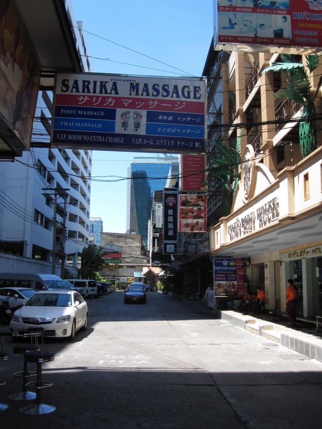 「タニヤ通り」と「パッポン２通り」の中間あたり、<br />マッサージ店が立ち並ぶ通りを見つけました。<br /><br />