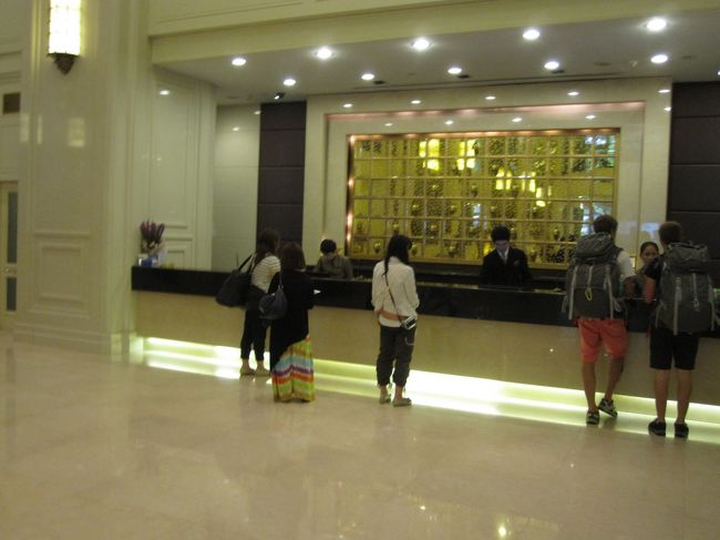 チェックアウトをして、空港へ向かいます。<br /><br />ホテル前からタクシーに乗り、空港まで400バーツ(約1,200円)でした。