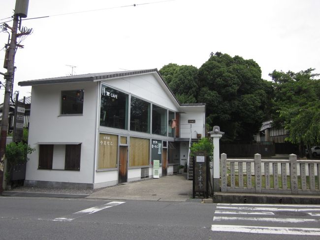 駅前の大通りをまっすぐ山の方に向かって進み県庁前を過ぎ地下通路をくぐると奈良国立博物館、そのまままっすぐ道なりに歩いて行くと氷室神社あたりからカフェが並んでます。<br />