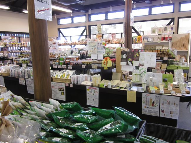 普通のお土産物のほかに朝取り野菜など並んでます。