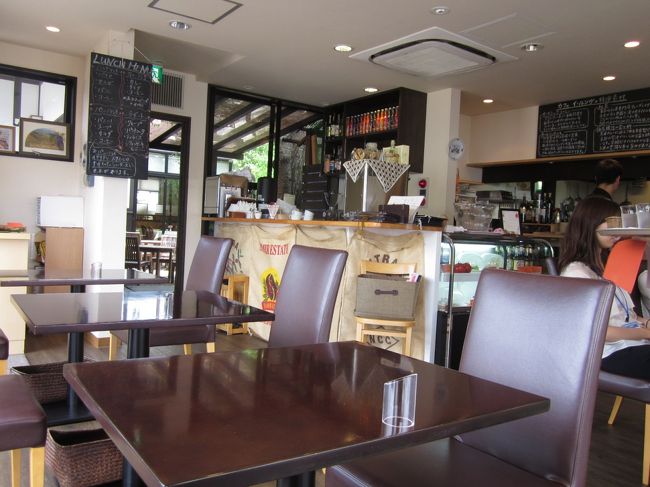 こじんまりしたお店でテラス席もありますがテラスは駐車場に向いてるので目線を落とすと並んでる車ばかりが目につきます。<br />室内からの方がちょっと上げ目線で山並みが見えるので室内の方がいいでしょう