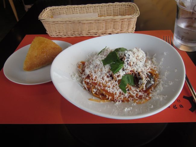 パスタは大和丸茄子とリコッタサラータのトマトソース<br /><br />大和茄子は奈良ならではの素材<br />真ん丸に近くてヘタのとげが痛いくらいです。<br /><br />リコッタチーズにしてはいやにクリーミーなのでまたまた聞いてみたら・・・厨房からそのものずばりを持って来て下さいました。<br /><br />リコッタチーズに塩を加えて熟成させたもので　普通のカップ入りのリコッタチーズよりかたくてずっしりしてます。<br />適当な大きさに切り分けおろして使ってるそうです。<br />東京などの直輸入の専門店なら買えるかもしれないとのことでした。<br />検索したらフェルミエなら会員販売で手に入るようです。<br /><br />今度神戸のチーズ屋さんアンジェリーナに行ったら聞いてみようと思います。<br /><br />サラダとパスタだけでおなかが膨れるのかと思いましたがソースが濃厚で麺はモチモチフォカッチャもアツアツでおなか一杯になりました。<br /><br />この後アイスコーヒ<br />普段はエスプレッソかホットなんですが冷房がすごく控えめでテラスに続くサッシを開放してあるので暑苦しくはないですが常温、アイスにしておいて正解でした。<br /><br />お会計の際に<br />「いろいろな素材に気づいてくださってシェフが喜んでました」・・・って<br />セールストークでしょうがおばさんには嬉しいです。