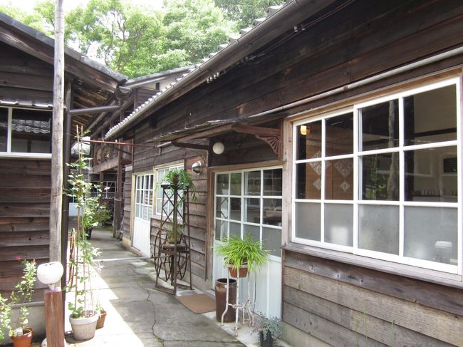 その横にカフェ工場跡事務室<br /><br /><br />http://www.chilchinbito-hiroba.jp/CategoryDetail.php?p=1&amp;pref=29&amp;cl=1&amp;cic=29_01_0010<br /><br />懐かしいたたずまいです。<br /><br />寄り道してしまったので元来た道を戻り交差点を渡ります。