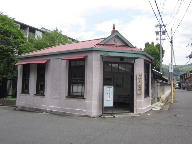 斜め前には交番を改造した観光案内所<br />ボランティアの駐在さんがいます。