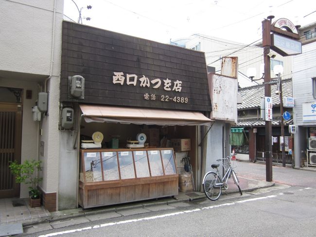 お店を出て進むと今時珍しい鰹節のお店<br />削りカツオのいい香りがしてます。<br /><br />ここで左折、奈良駅方面に向かう道に入ります。