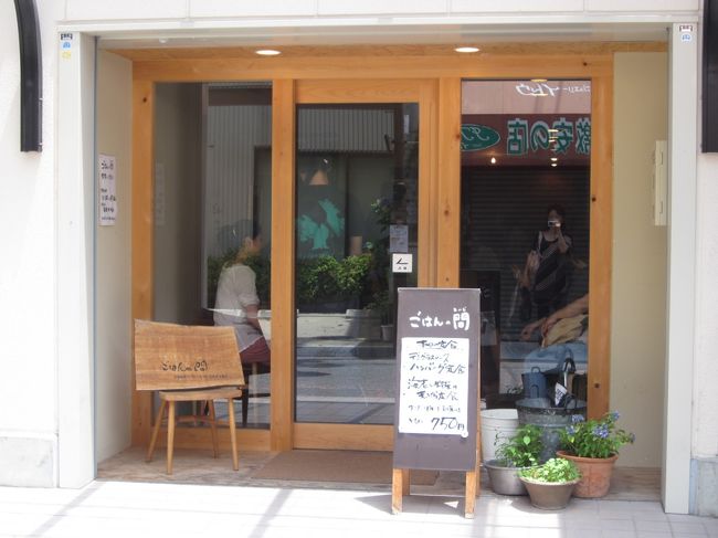 駅に近づくに連れお店も混みあってる感じで席待ちのお客さんもいました。