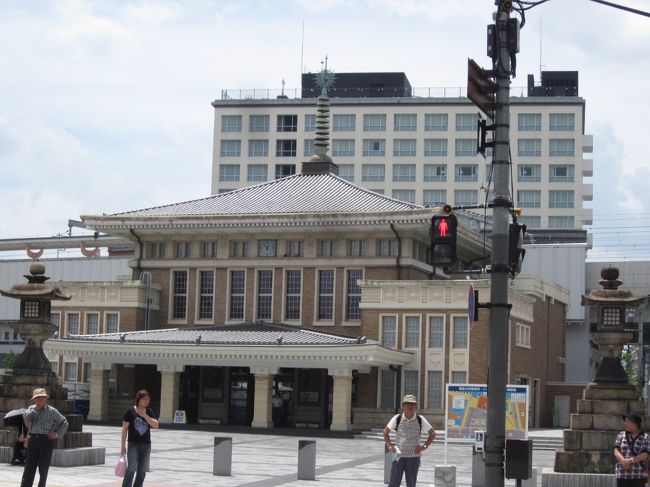三条通りをどんどん進めばＪＲ奈良駅に突き当たります。<br /><br />旧駅舎は観光センターになってます。<br />手荷物一時預かりもあるので大きな荷物のある時はここに預けて奈良の観光をすれば身軽です。