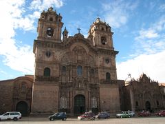 ロレト通りからアルマス広場にでる角にあったのが、写真のIgresia de la Compania de Jesus（ラ・コンパニア・デ・ヘスス）教会。

クスコの町には教会が沢山。
日本語で、教会と云ってしまうと一括りですが、キリスト教の方から見れば、それぞれ違いがあります。
このラ・コンパニア・デ・ヘスス教会は、スペイン語表記（Jesus）からも分かるようにイエズス会系の教会で、クスコで最も優美な教会とされています。
スペインによる統治後、キリスト教がこの地にやってきてインカの民に改宗をせまり、そのための施設として教会を建築しましたが、同じキリスト教でも宗派間の勢力争いがあり、そのために宗派ごとの教会が中心地には建設されたということです。