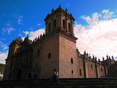 教会が続きますが、この写真は、クスコで最大の教会であるCatedral（カテドラル）。
その昔、インカの民を強制的にキリスト教に改宗させるために建てられた教会で、もともとこの地に立っていたのは、インカの民の神であるピラコチャのための神殿。征服者たちは、そのピラコチャ神殿を破壊しその上にキリスト教の教会を建て、彼らにキリスト教への改宗を迫りました。

現代でも同様ですが、人間、宗教という御旗があればどんなことでもやらかしてしまう。
当時の宣教師たちは、これがインカの民衆のためと信じていたのでしょうけれども…。

教会の前の階段にひとり、ぽつんと座るAndinaの青年。
この時の私の想いを表しているかのように見えました。
