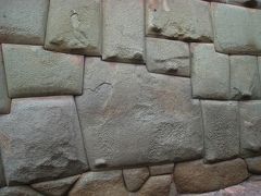 この写真の中央の石は有名な12角の石（石の角が12角）です。

接着剤を用いずに、切り出した石を組み合わせて作られたこの石垣、見事です。
石の継ぎ目の何処を見ても、隙間は感じられません。

12角の石、12という数字には月数を表したもの、神聖なるインカの王を表したものと諸説あるようですが、私の考えは、職人さんたちの遊び心。
もし、私が石組職人だったとしていたら、いつも四角の石組みではつまらない。
ちょっと複雑なものにも挑戦したくなってしまう。それもほかの職人がやらないような複雑な物。
遊び心説の根拠は、この12角の石の周りの石垣には沢山あった8角・10角の石。
きっと、この12角の石を組んだ職人さん、チャレンジ精神にあふれていたのではないかな。
