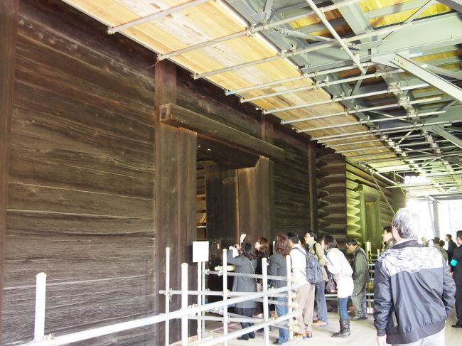 正倉院の外側に設置された階段で2階にあがります。