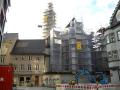 フッガー広場を西に曲がると聖アンナ教会がありましたが修復中で足場が組んでありました。

この教会の手前の