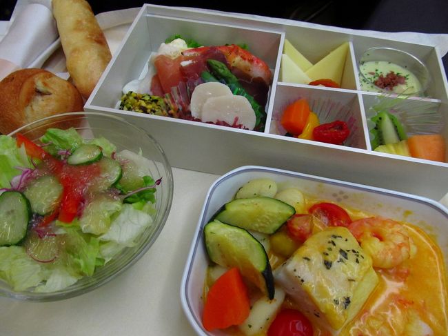 さてさて<br />楽しみしていた機内食<br />洋食をチョイス<br />美味しかったです<br />
