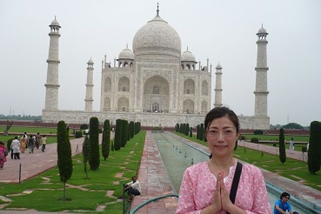 観たかった〜〜、<br />タージマハル。<br />しか〜し、<br />朝から具合が悪くて、<br />この時もかなりしんどい。<br />残りの力を振り絞ってって感じでしょうか、<br />この後のアグラ城はバスの中で休んでました。<br />こんなの初めてです。<br />お腹の具合もそうですが、高熱で悪感がひどかったぁ。