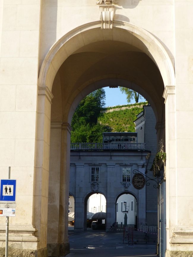 0:20:01<br />ザルツブルク旧市街<br />ドームとレジデンスを結ぶアーチ門<br />＃自信を持って<br />♪乗り越えなくては<br /><br />2013/06/20