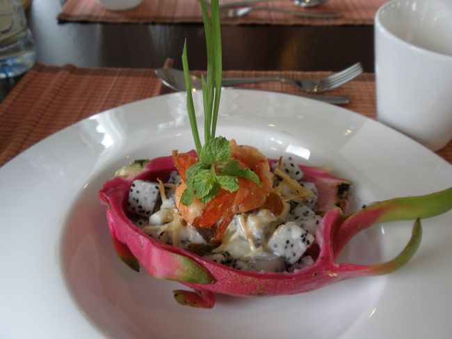 アウコー号2日目のランチ<br /><br />ドラゴンフルーツのサラダ<br /><br />フルーツのわりにはあまり甘くないのでさっぱりとおいしい。