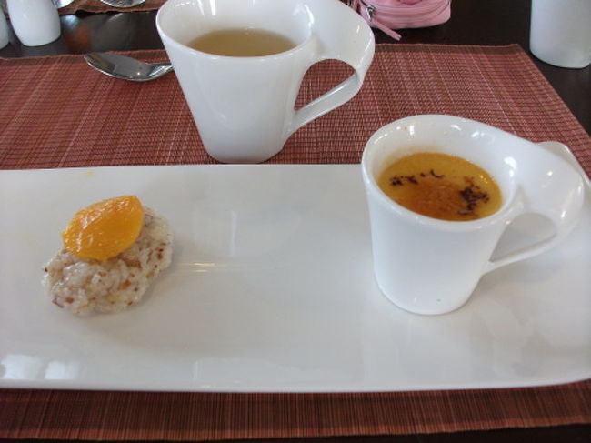 プリンとおこわのデザート<br /><br />午後からはカットバ島国立公園内のベトハイ村でサイクリングの予定。<br />残念ながら調子が悪いHちゃんはアウコー号にお留守番です。