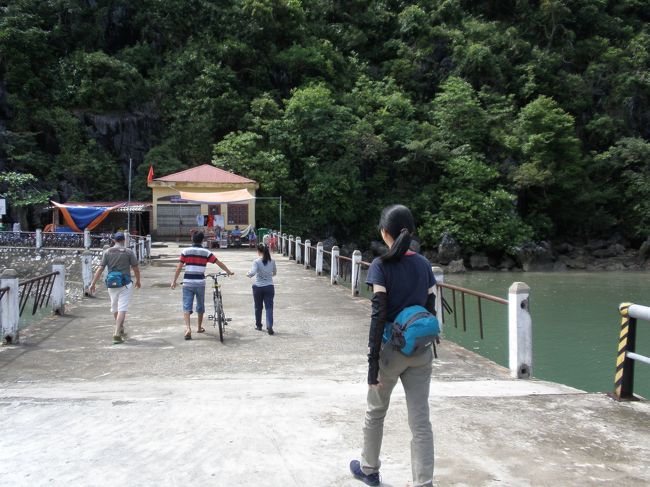 カットバ島に到着！<br /><br />島の入り口でそれぞれの身長にあった自転車を借ります。<br />体力に自信がない人はバイクの後ろの乗って島をまわる事が出来ます。