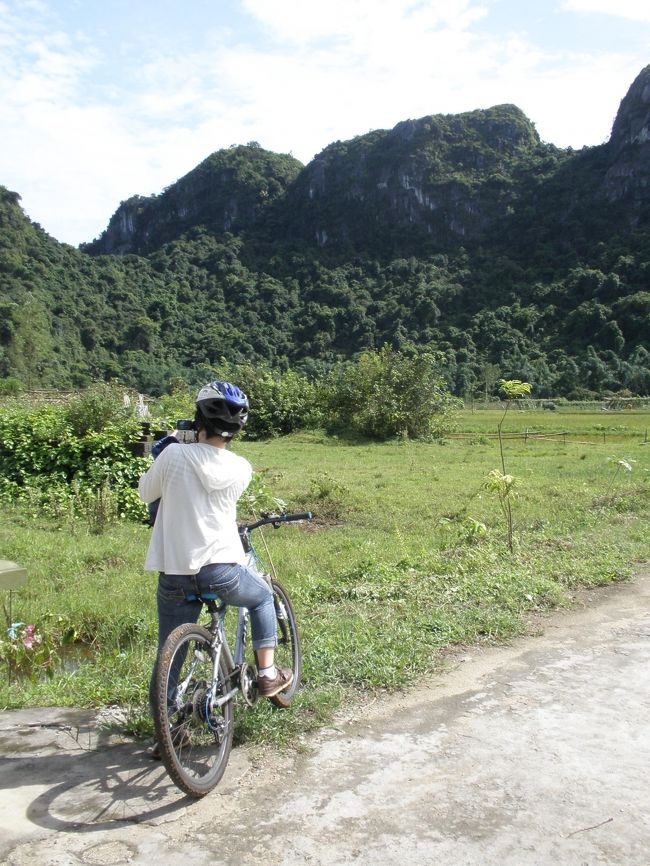 午前中にカヤックした時は小雨が降っていたのですが、カットバ島ではすごいピーカン！！<br />またまたラッキーです！<br />しかしものすごく暑い！40度近いに違いない！<br />真っ暗なトンネルをくぐったり坂を上ったりとけっこうなアドベンチャー！<br />でもクルーが先回りしてトンネルの中でライトを照らしてくれたり、道案内してくれたりと至れり尽くせりです。　<br />