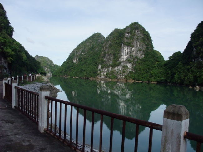 一応、舗装されてはいるけど、でこぼこ道です。<br />周りの景色はすばらしいのですが、見とれていると転びそう。<br /><br />どんどん山の方に進んでいきます。