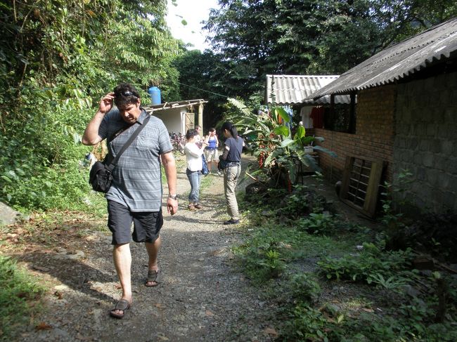 ここからは徒歩でジャングルに入って「バットケイブ」こうもりの洞穴を見に行きます。