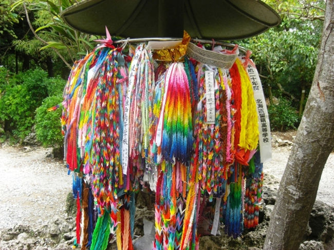 ひめゆりの塔の千羽鶴