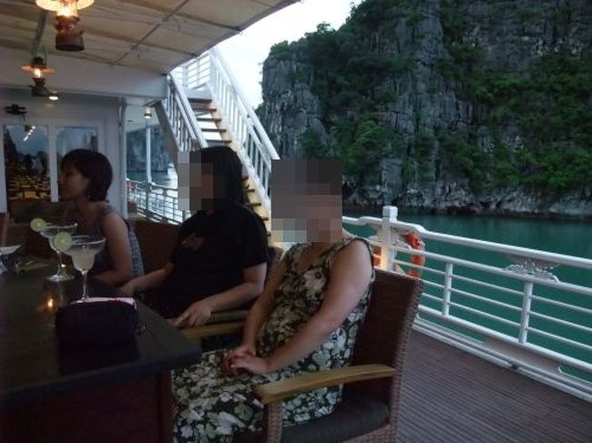 戻ってシャワーを浴びたらバーで一杯。<br />風が心地いい〜