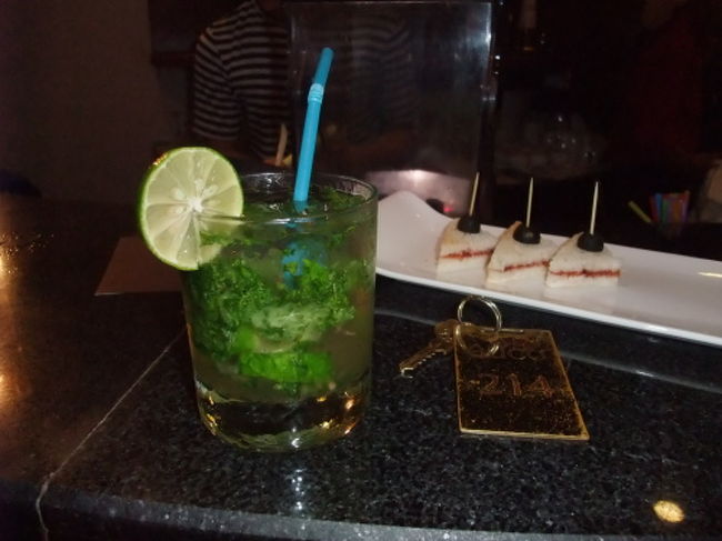 ミントがいっぱい入ったモヒートを注文。<br /><br />ハッピーアワーで1杯頼むともう一杯ついてきます！<br />ラッキー！