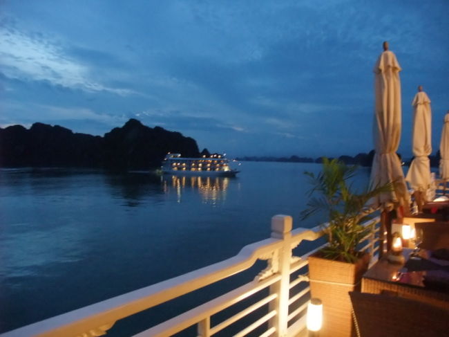 バーでハノイ人のおねえさんとおしゃべりしているうちに日が暮れていきます。<br /><br />停泊地には他の船も停まっています。<br />