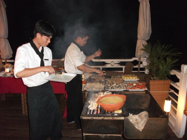 今日のディナーはデッキでバーベキュー。<br />ハロン湾で採れたシーフードをシェフが炭火で焼いていき、船上には香ばしいかおりが漂い食欲をそそります！