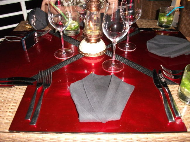 アウコー号ディナー2日目のテーブルセティング。<br /><br />ここでも真赤な漆器のお盆がアクセントに！