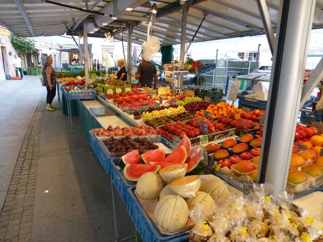 0:55:35<br />大学市場<br />グレーテルが落としてしまったトマトもきれいに並べられています。<br />この日はまだ朝早いので（7:50）お客さんはまだこれからといった所です。<br /><br />2013/06/20