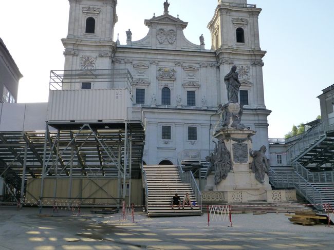 0:54:59<br />ザルツブルク旧市街のドーム広場とマリア像<br />マリアと子供たちが一列になって進んで行きます。<br />ここには野外ステージが作られています。<br /><br />2013/06/20