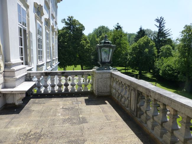 レオポルツクロン宮殿の湖に面した２階のテラス<br />この石柱が１階のテラスについていました。<br /><br /><br />2013/06/20