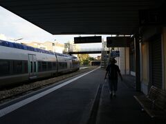 今日はホテルを朝早くチェックアウトして、アルルへ。

Aix-en-Provence駅。（TGV駅とは違います。）
窓口が開いておらず、券売機のみ。
前日にMarseille駅で予約しておいた切符を発券しておいて正解。
Marseille駅では発券機に係のお兄さんがいて発券の手伝いをしてくれました。

朝早いからか、バスを利用するからか、列車内はガラガラ。
Marseille駅で乗り換えてArlesに向かいます。



