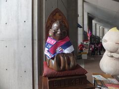 普段は通天閣にいるビリケンさんもこの日はスタジアムへ。もちろん足を触りました。