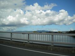その後は、古宇利大橋をドライブ。
この頃から天気が
曇りがちになってきました。

