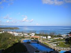 沖縄旅行２日目です。

部屋からの眺めはこんな感じです。

すぐ左には、前回私達夫婦が沖縄旅行で宿泊した
かりゆしビーチリゾートが見えます。
