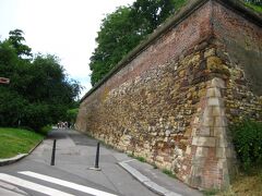 メトロの駅から5分〜10分歩くと、城壁が見えてきます。