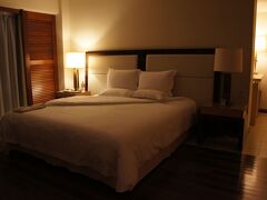 夜勤明けで、午後の便で沖縄へ。
レンタカーで恩納村へ向うも、渋滞でして…
ホテルへ到着したのは、夜の帳が下りていました。
当初の予定では、サンセットのプールサイドを堪能しながらのチェックインの予定だったのに…

お部屋へ案内してくださったスタッフの方が
「電話にも出ずに、のんびりなさってくださいね」
そそ、今回の滞在では欲張らずに、のんびりするのが目的なんです。